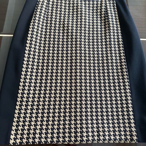 Akris Punto size 8, classic houndstooth, black/tan knit skirt. - Picture 1 of 9
